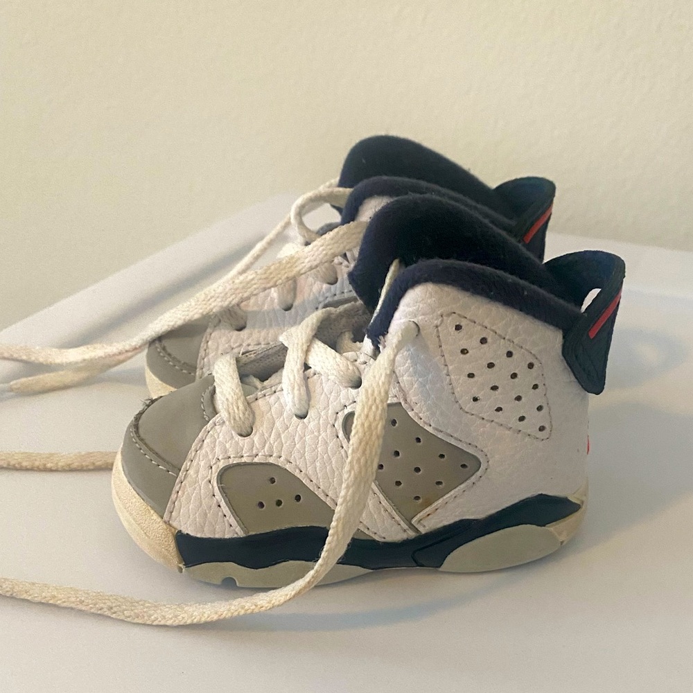 Nike Jordan sneakers size 3C. Hardly worn, great condition 💙